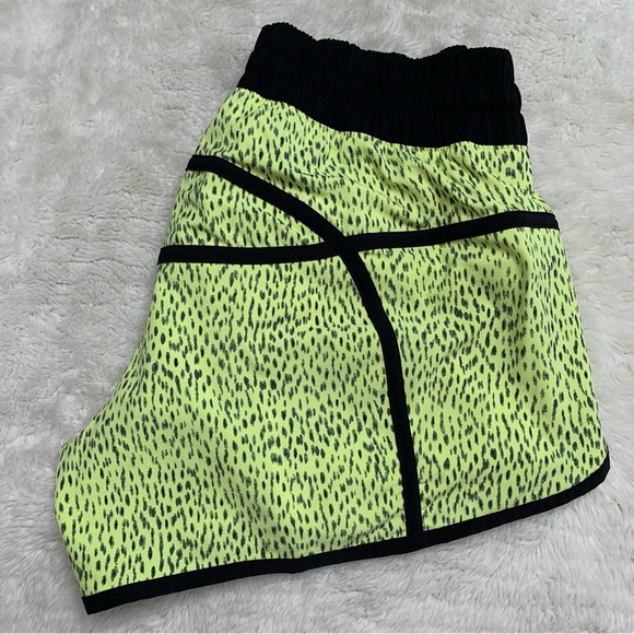 Lululemon Tracker Short III 4-way Stretch Dottie Dash Clarity Yellow Black Sz 6 - Picture 2 of 9